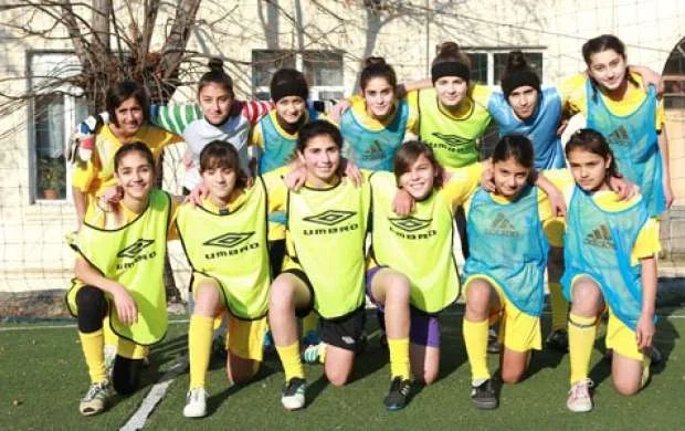 Uşaq evindən milli komandaya: qız hara, futbol hara?! - VİDEO 