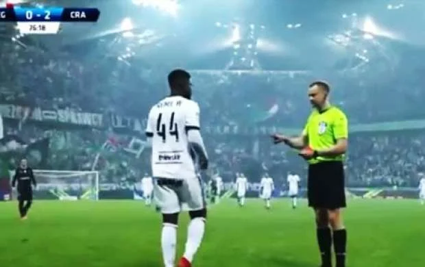 Hakim paltardəyişmə otağından çağırdığı futbolçuya şok yaşatdı - VİDEO 