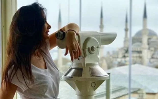 “Xəzər TV”nin xanım aparıcısı məşqdə - FOTO 