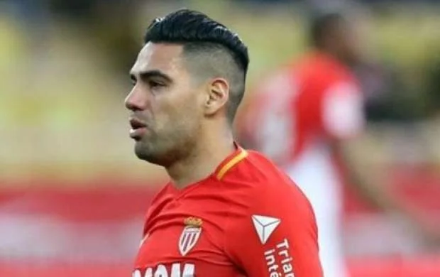 43 milyonluq hücumçu futbolu başqa idman növünə dəyişir 