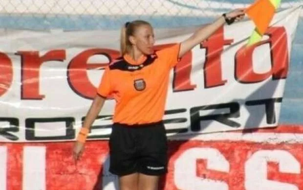 Futbolda dəhşət: qadın hakimi oyun zamanı yandırdılar - FOTO 