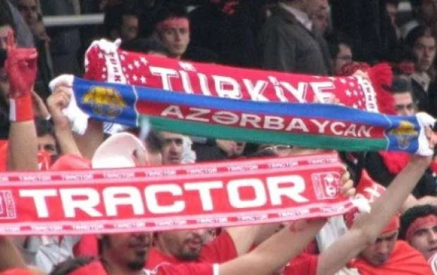 "Traktorsazi"nin oyununda qarşıdurma: çox sayda yaralı var - VİDEO 