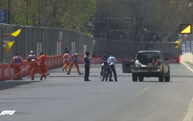 Kanalizasiya qapağı Bakıda "Formula 1"in dayandırılmasına səbəb oldu - FOTOLAR 