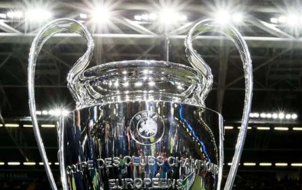 "Milan"ın Çempionlar Liqasında qazandığı kuboku zibil yeşiyinə atıblar 