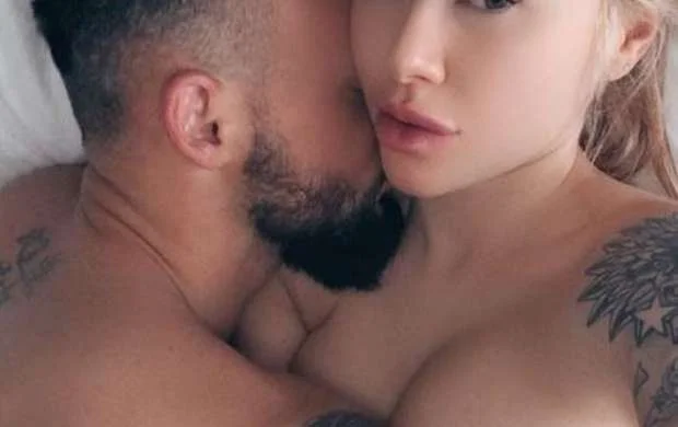 Futbolçunun arvadı çılpaq fotosunu paylaşdı 
