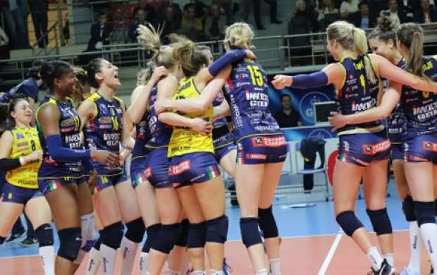 Qızlar çempionluğu kubokla çılpaq şəkil çəkdirib qeyd etdi - FOTO 