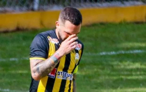 Atasının komandasına qol vuran futbolçu ağladı - VİDEO 