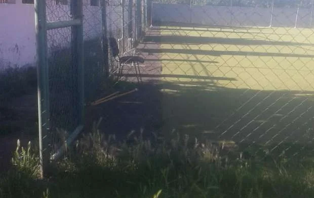 İcra başçısı uşaqların futbol oynadığı bu meydançanı sökür - FOTO 
