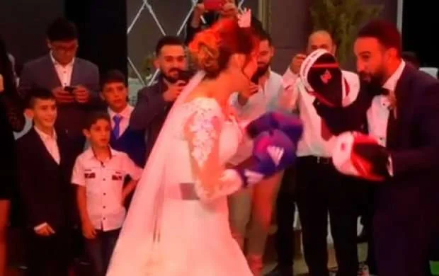 Azərbaycanlı dünya çempionu öz toyunda gəlinlə yumruqlaşdı - VİDEO 