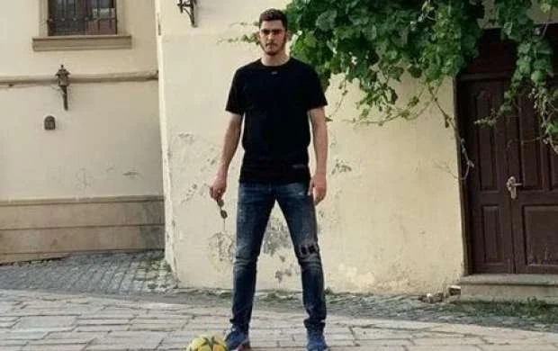 Ramil Şeydayev İçərişəhərdə uşaqlarla futbol oynadı - VİDEO 