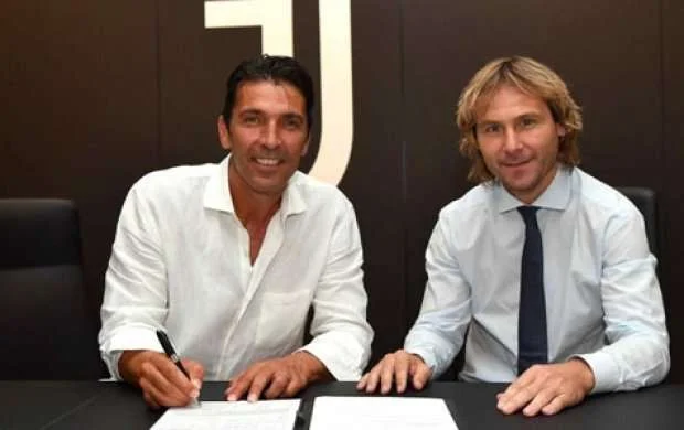 Buffon rəsmən "Yuventus"da 