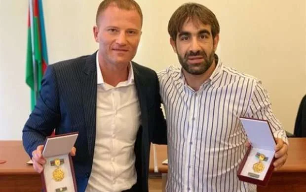 İlham Əliyev idmançıları təltif etdi 