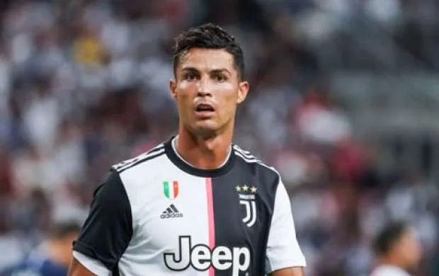 Ronaldo Sinqapurda polisi vurdu - VİDEO 