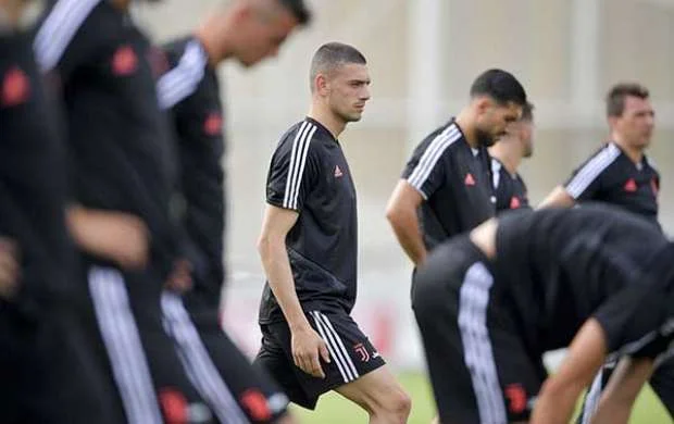 Avropa nəhəngləri türk futbolçu uğrunda mübarizə aparır 