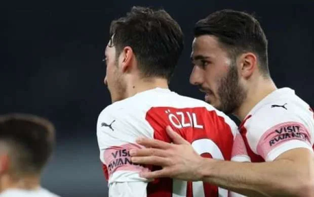 Məsut Özil və komanda yoldaşı silahlı hücuma məruz qalıb - VİDEO 