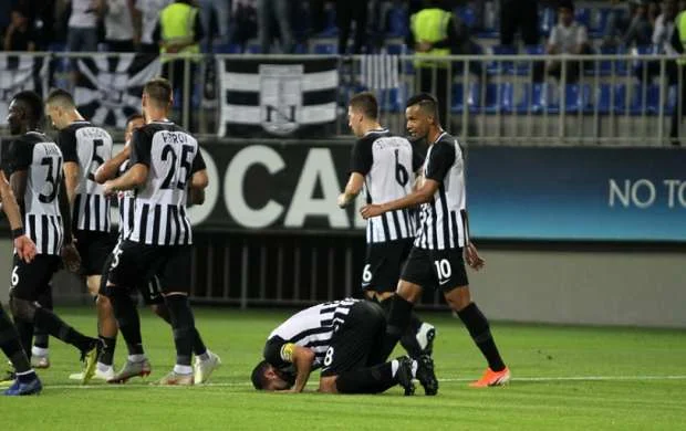“Ağ-qara”lardan rəngli futbol nümunəsi 