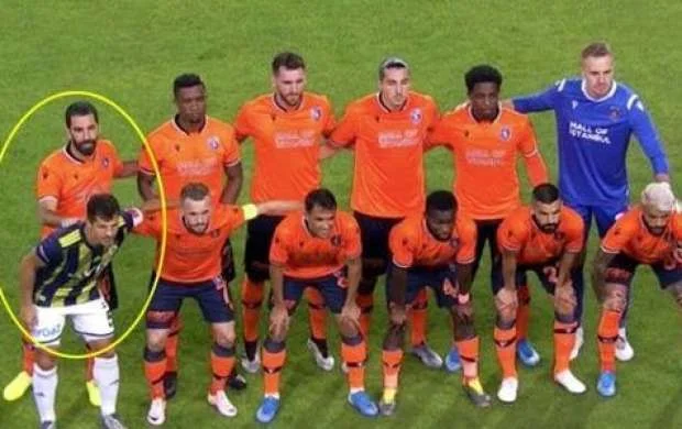 Dünya futbolunda nadir hallarında rast gəlinəcək foto Türkiyədə çəkildi 