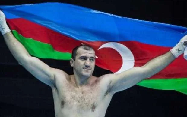 Azərbaycanın 3 qat dünya çempionu peşəkar boksa keçdi 