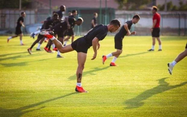Azərbaycanlı futbolçu mərcdə uduzub, saçlarını boyadı - FOTOLAR 