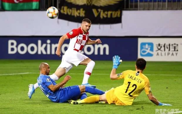 Vaqif Sadıqov: “Klublar Premyer Liqadakı oyunlara görə mükafat ödəyirlərsə, milliyə niyə verilməsin?” 