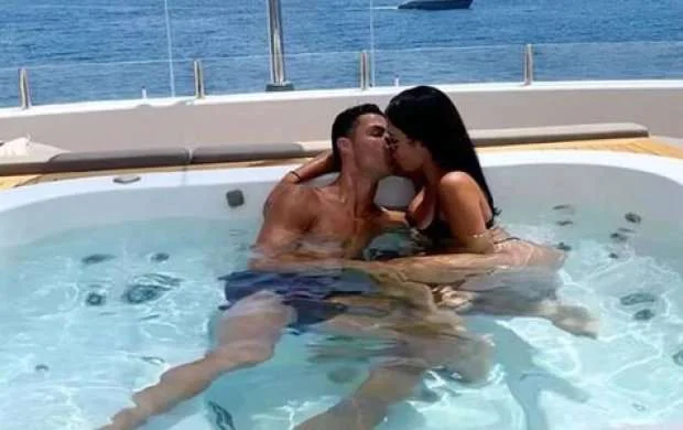 Ronaldo: "Vurduğum heç bir qol onunla sevişmək qədər gözəl deyil" 