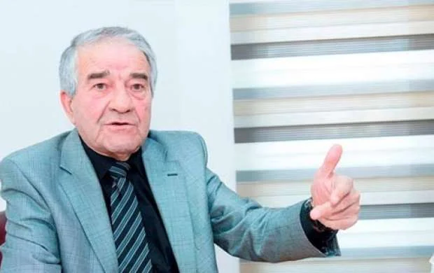 Azərbaycanlı yazıçı: "Messi mənim belimdən gəlib..." 