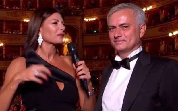 Mourinyo xanım aparıcını rəzil etdi - VİDEO 