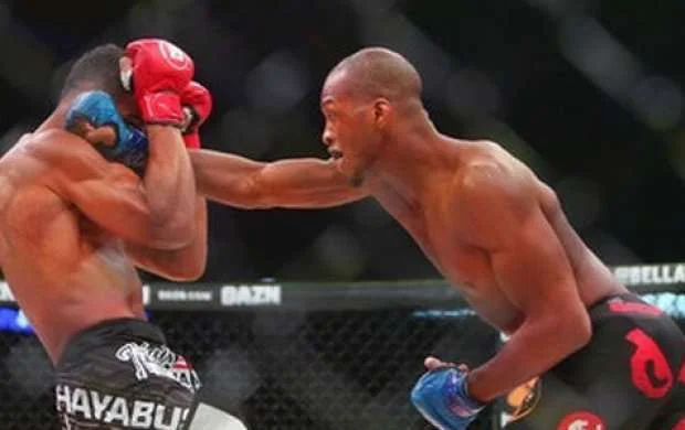 MMA döyüşçüsü nokauta yolladığı rəqibi ilə məzələndi - VİDEO 