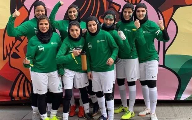 Bu ölkədə ilk dəfə qadınlar futbol oynadı - FOTO 