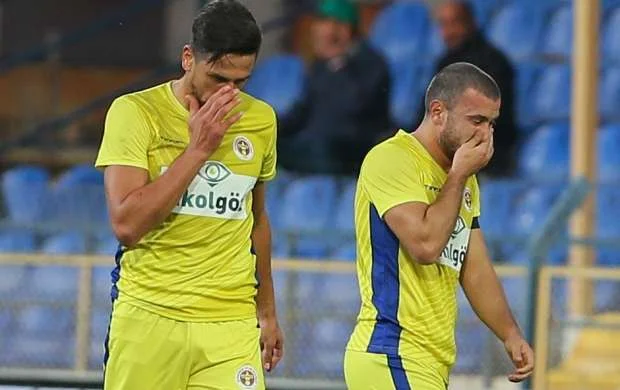 Anası ölən futbolçu meydana çıxdı, hər kəsi ağlatdı - FOTOLAR 