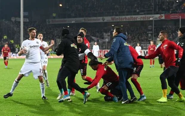 Bundesliqada şok hadisə: futbolçu baş məşqçini yerə yıxdı - FOTO/VİDEO 