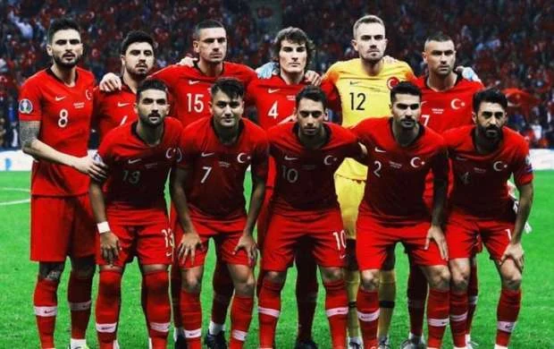 9 futbolçu Türkiyə millisinin heyətindən çıxarıldı 