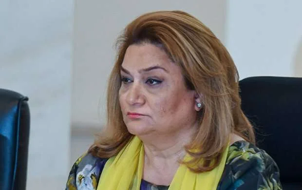 Azərbaycanda xanım məmur stadiona helikopterlə endi 