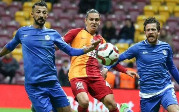 "Qalatasaray" evdə 2-li liqa klubuna uduzdu - VİDEO 