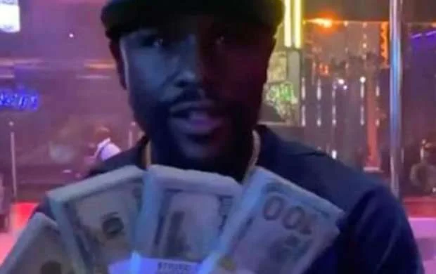 Gecə klubunda rəqqaslara 100 min dollar verdi 