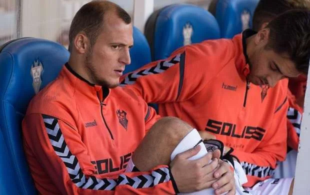 Azarkeşlərin təhqiri futbolçunu ağlatdı 