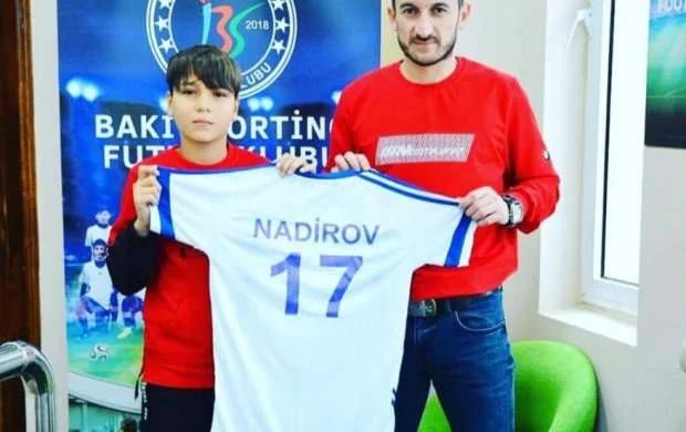 Vüqar Nadirov balaca qolkiperi mükafatlandırdı 