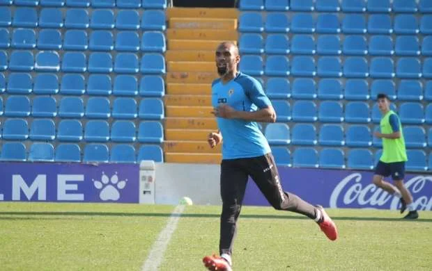 Futbolda şok hadisə: Bir futbolçu iki klubla müqavilə imzaladı 