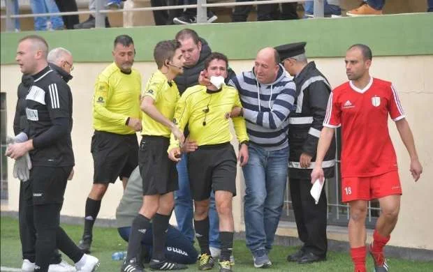 Futbolçu hakimi vurdu, həbs olundu, oyun yarımçıq dayandırıldı - FOTO/VİDEO 