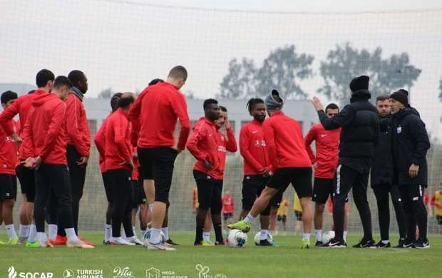 "Neftçi"də yeni qalmaqal: Futbolçu Bordini döymək istədi... 