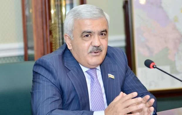 Rövnəq Abdullayev AFFA prezidenti postuna namizədliyini irəli sürdü 