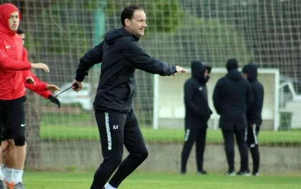 "Neftçi" daha bir məşqçisini yola saldı 