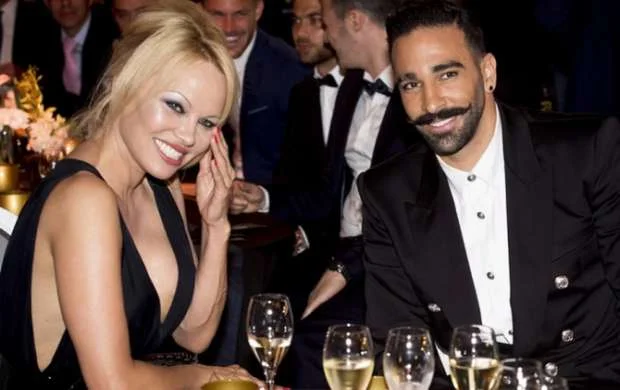 Futbolçudan ayrılan 52 yaşlı aktrisa 30 illik dostuna ərə getdi - FOTO 