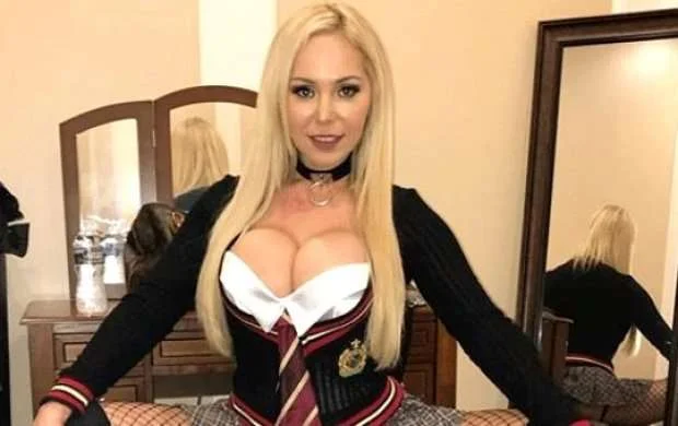 18+ film ulduzu rinqə çıxır - FOTOLAR 