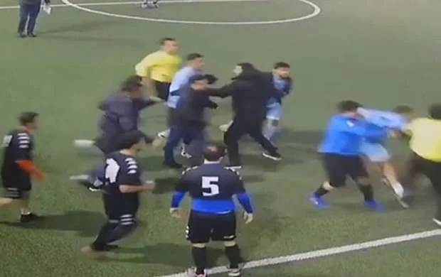 Bakıda keçirilən futbol matçında dava, hakim döyüldü - VİDEO 