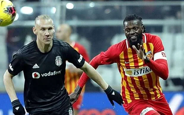 Adebayor Paraqvay klubuna keçdi 