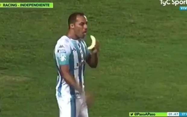 Meydanda banan yeyib, qol vurdu - VİDEO 
