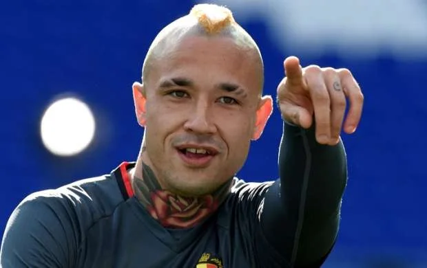 Məşhur futbolçu: "Bacım homosekualdı, mən də siqaret çəkirəm..." 