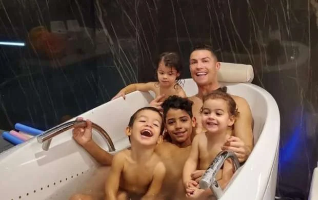 Ronaldo və övladları çılpaq foto ilə gündəmdə 