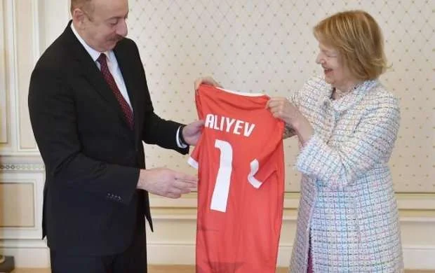 İlham Əliyevə millinin forması hədiyyə edildi - FOTO 